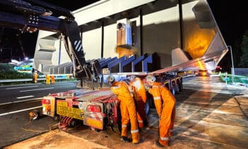 dura vermeer 750 tons kranen hijsen de brugdelen op hun plek 1.