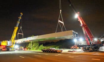 hillebrand mobiele 750 tons kranen hebben de eerste brugdelen op hun plek gehesen.