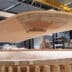 Kunstenaars met hout maken dromen in beton waar 3