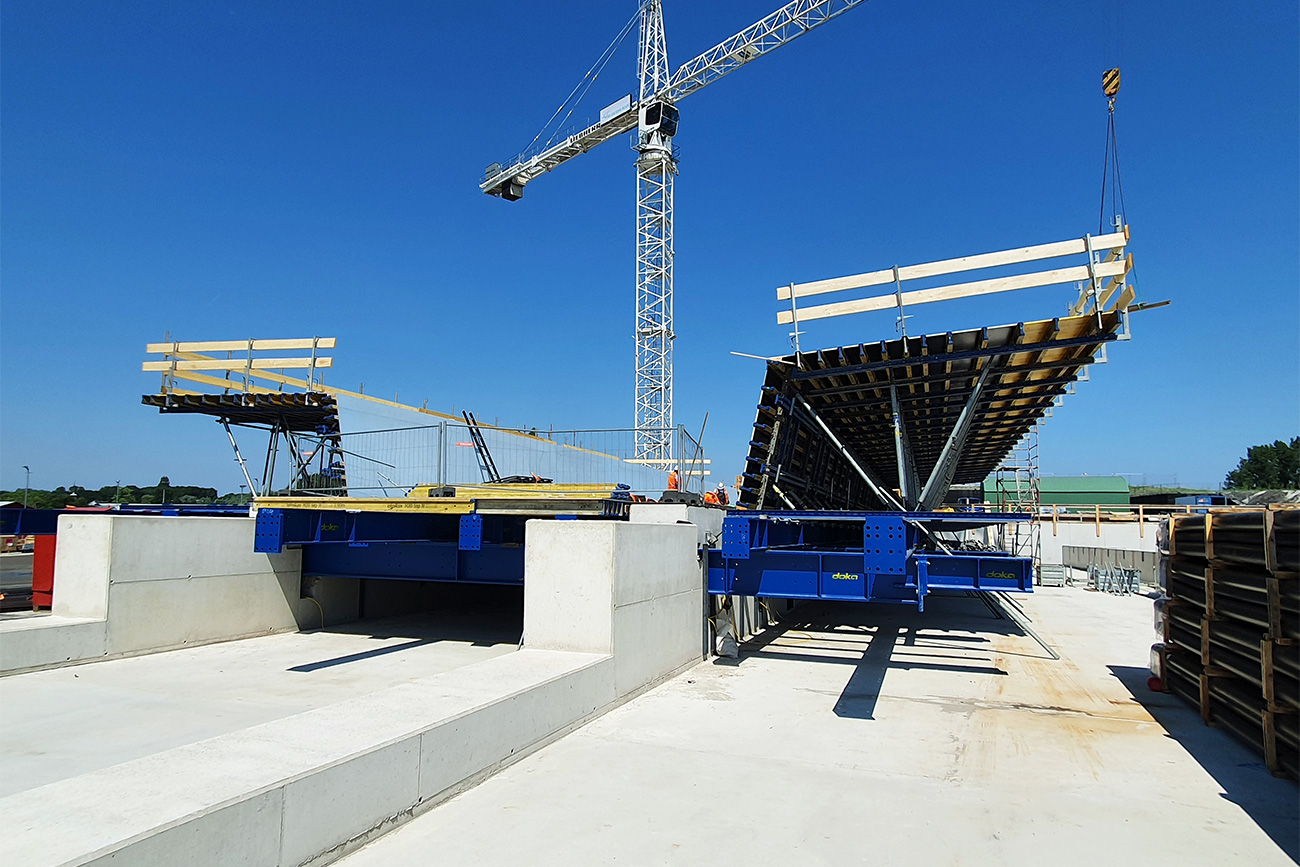 Bijzondere bekisting en staalframes voor viaduct over druk verkeersknooppunt 9