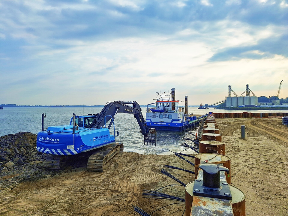 Strengankers van 70 meter stabiliseren kademuur