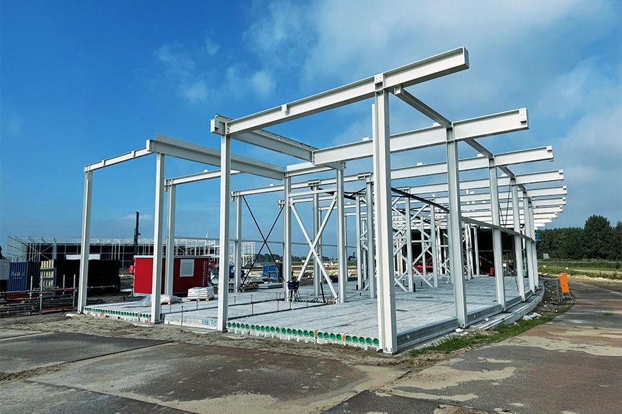 Terwijl ze buiten al begonnen met de bouw van de eerste hal wa