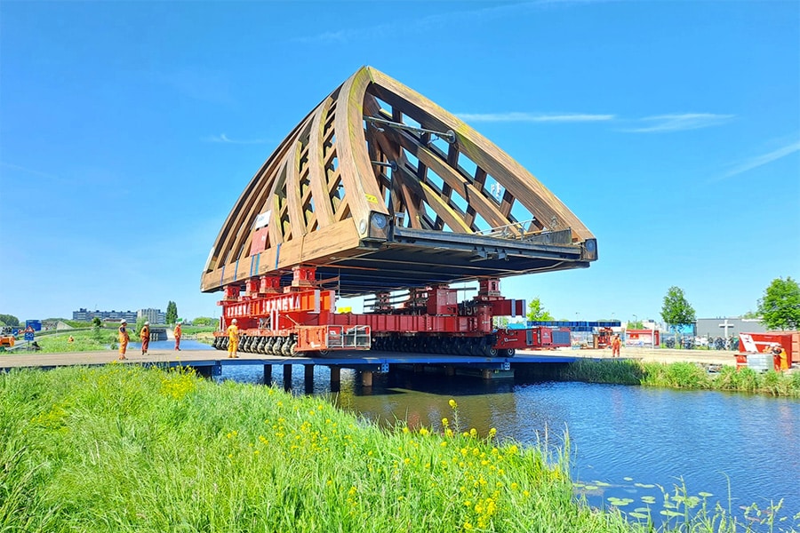 Krúsrak-Brücke über die N7 an die provisorische Baustelle 1 verlegt