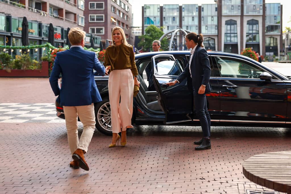 Queen Máxima visits circular projects: widening A9 and Asphalt Recycling Train (ART)