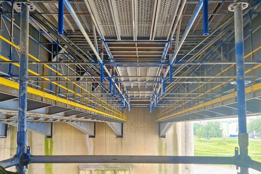 Suspended scaffolding at bridge renovation: craftsmanship in practice 1
