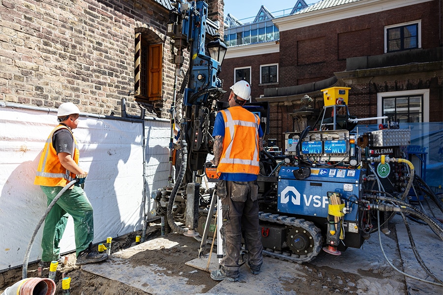 Funderingsherstel en -versterking Binnenhof met grout en gel 2