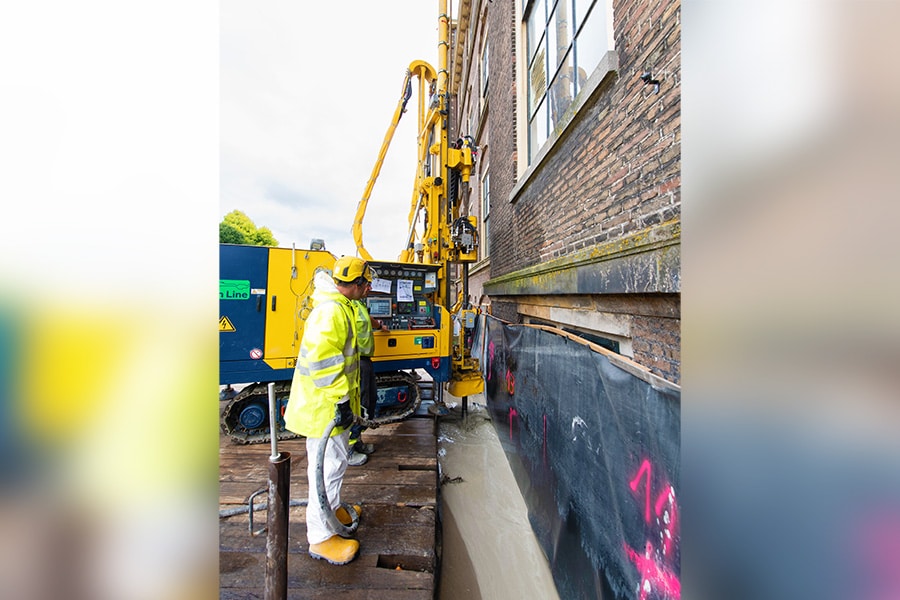 Funderingsherstel en -versterking Binnenhof met grout en gel 8