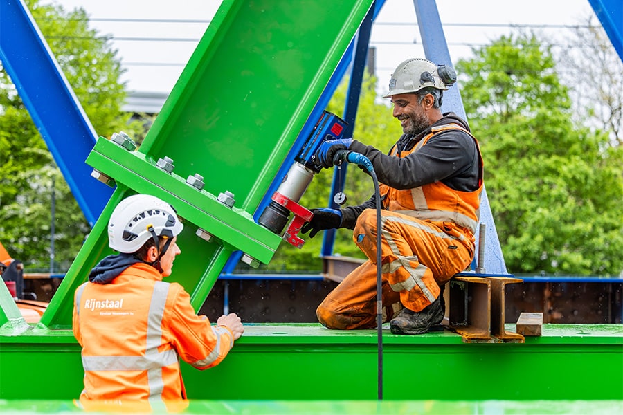 A bridge on a bridge: Champions League steel construction 1