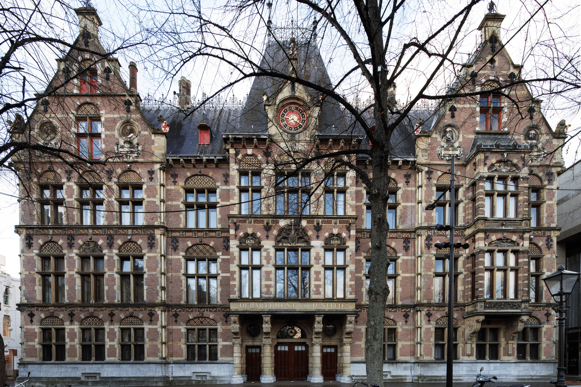 Staal als bemiddelaar tussen oud en nieuw bij renovatie Binnenhof Gebouw J 1