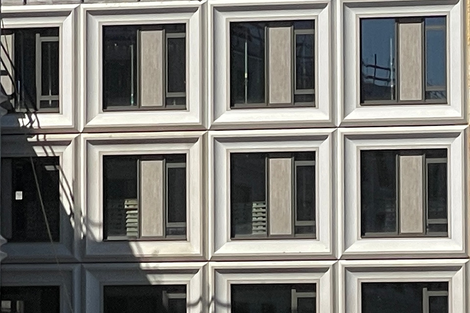 Weiße Sandwichfassade verleiht dem nachhaltigen Krankenhaus ein unverwechselbares Erscheinungsbild 2