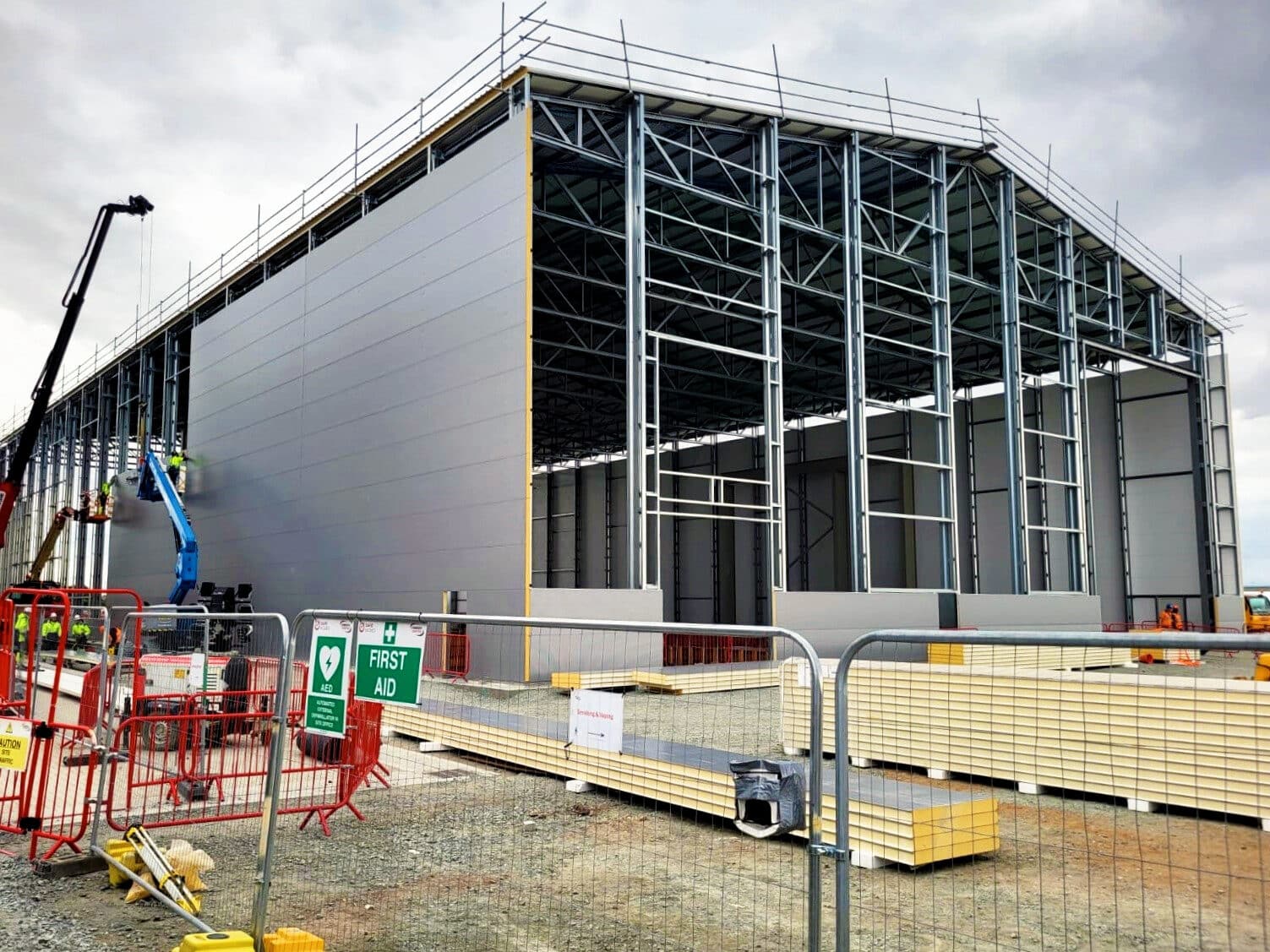 De staalconstructie en gevelpanelen van de productiehal in Hull krijgen vorm. Het gebouw is 144 meter lang en 38 meter breed.