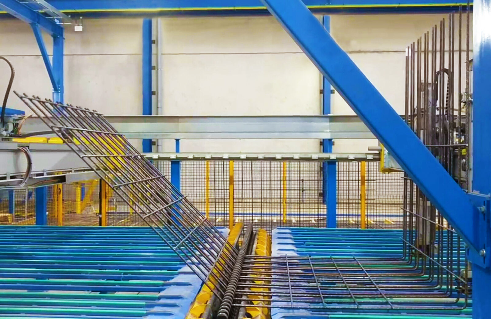 De installatie in Byley beschikt over twee aparte buigsystemen, waarmee grote wapeningskorven voor zware prefabelementen geproduceerd kunnen worden.