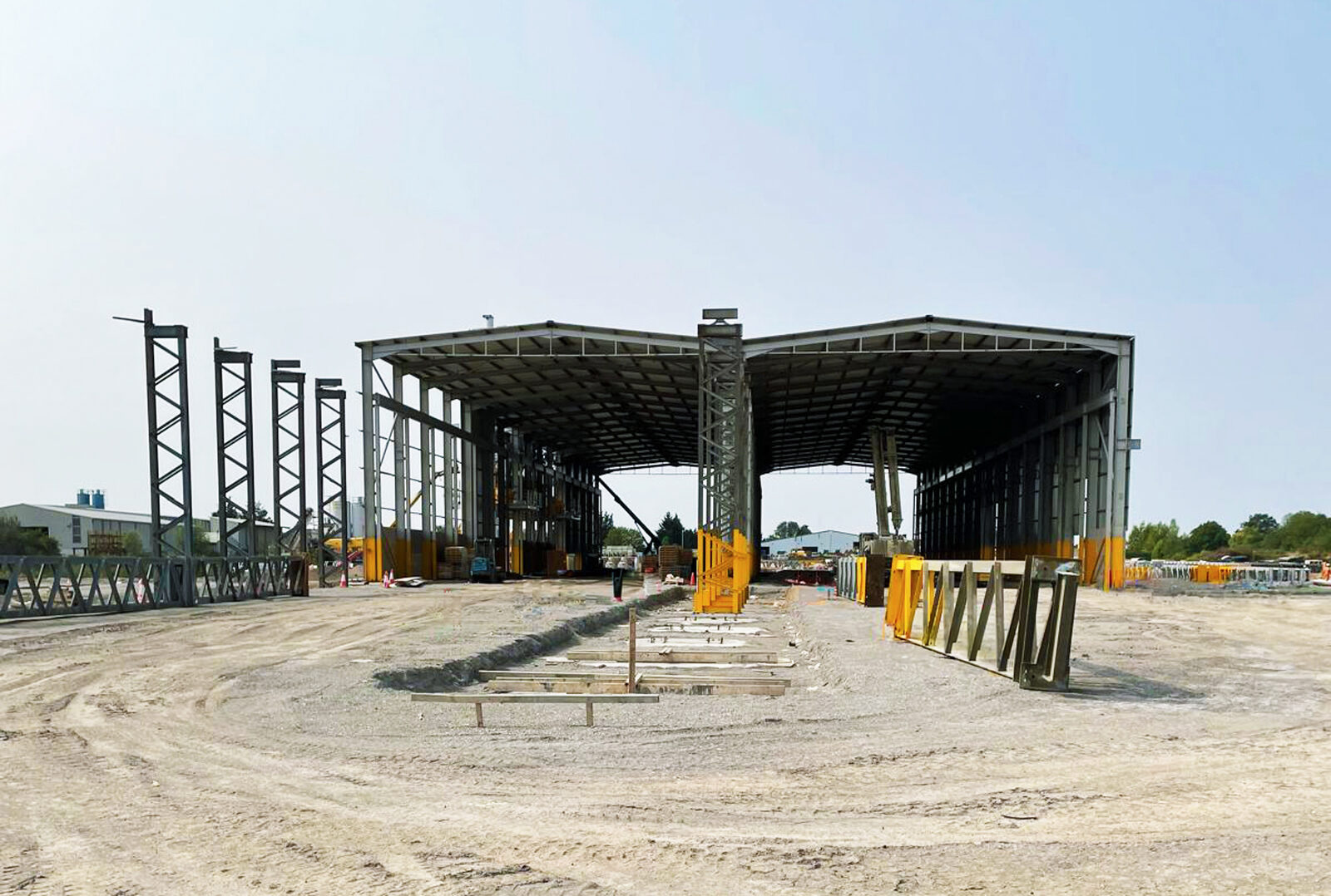 Bouw van de nieuwe productiehal in Littleport – een combinatie van bouwtechnische expertise en geavanceerde wapeningstechnologie.