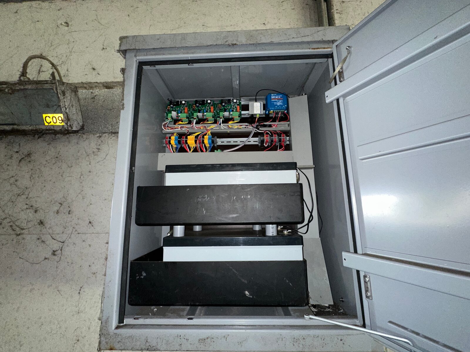 Meetkast met back-up accu en zonnepanelen.