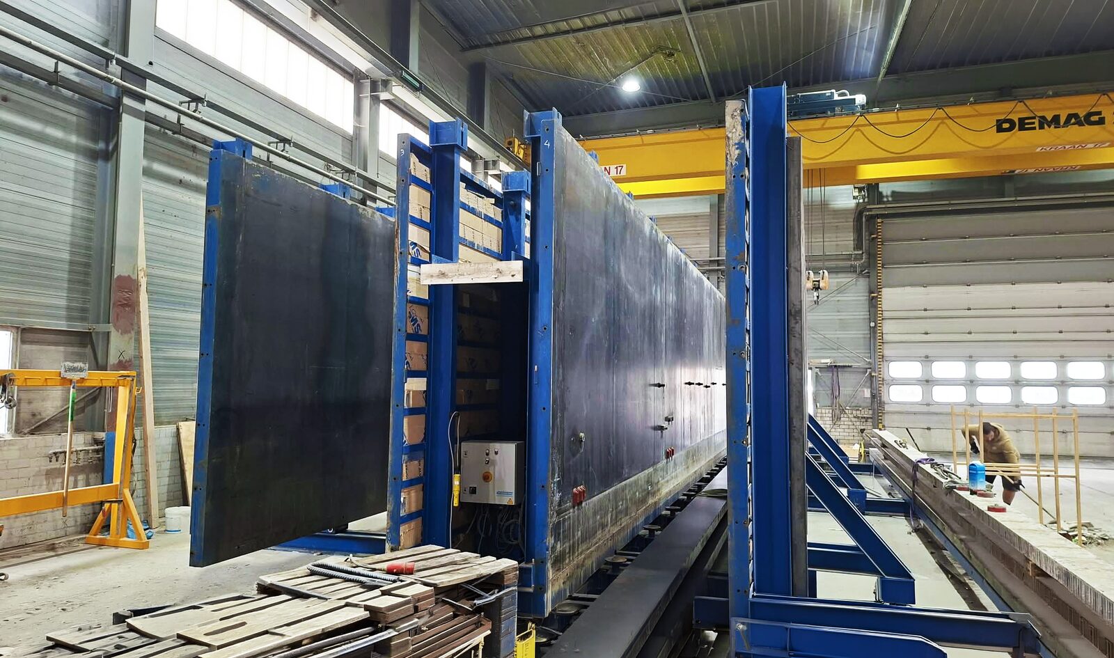 Dubbele mal voor staande productie van tweezijdig gladde wanden. Tevens geschikt voor reguliere utiliteitsbouwwanden.