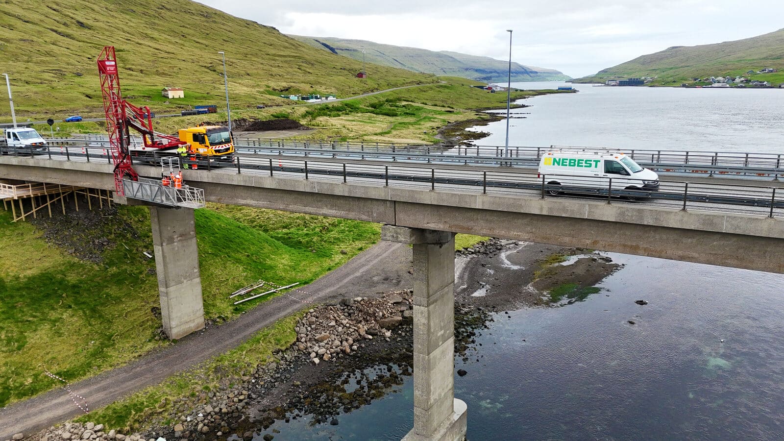 De Streymin-brug is een markante verbinding over rivier de Streymin op de Faeröer Eilanden, die uitmondt in de Atlantische Oceaan.