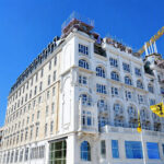The Grand herrijst met historische allure en wit prefab beton