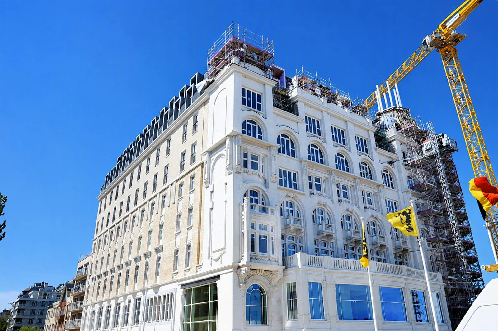 The Grand herrijst met historische allure en wit prefab beton