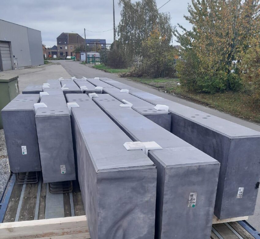 Prefab betonnen balken gereed voor transport naar de bouwplaats.