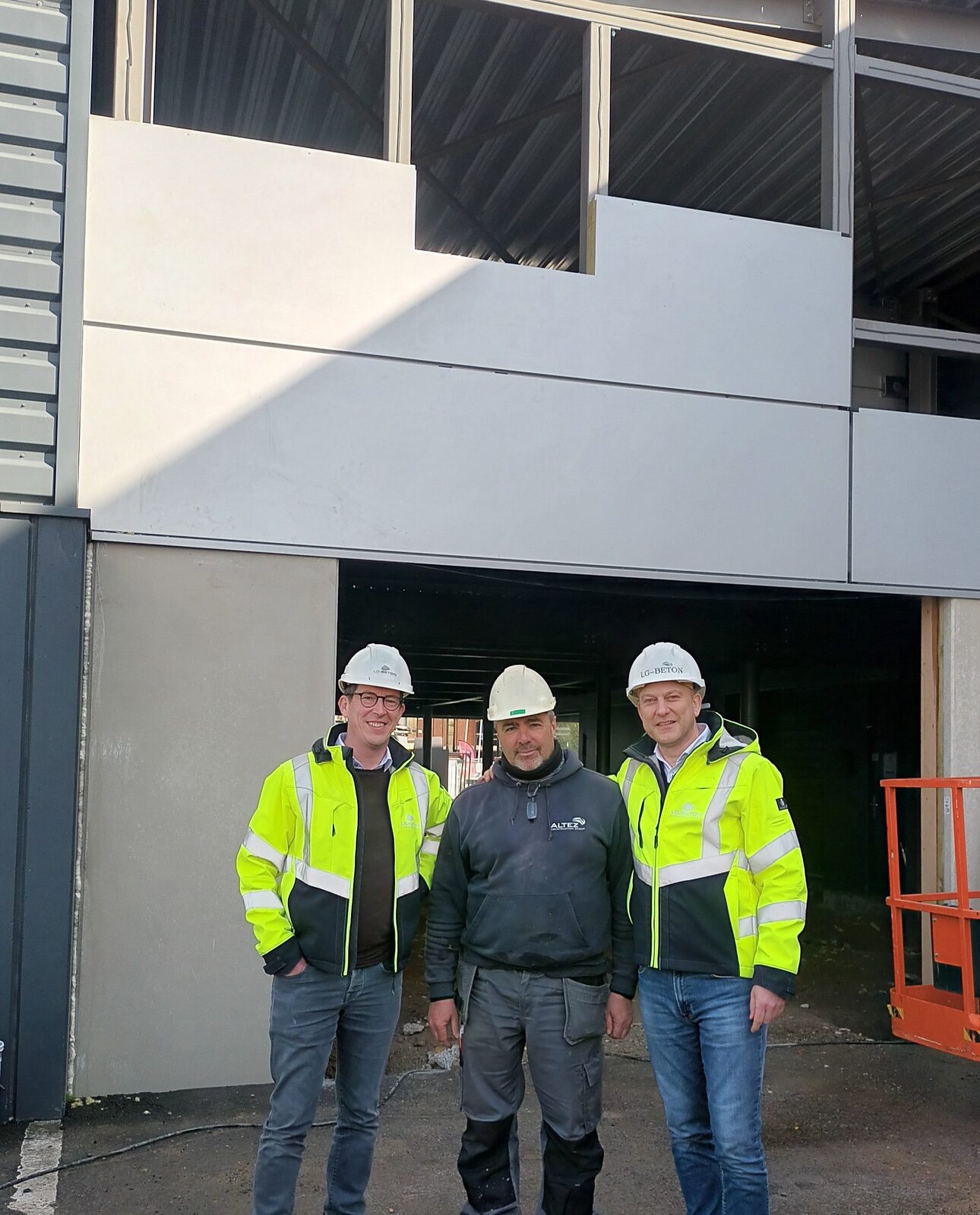 Jurgen Vanelderen, directie en verantwoordelijk voor de verkoop en kwaliteit bij LG Beton (rechts), samen met collega Roel Goossens, Business Process Administrator (links) op een ALTEZ-werfbezoek bij Porsche in Knokke onder professionele leiding van werfleider Geert Vandewalle (midden).