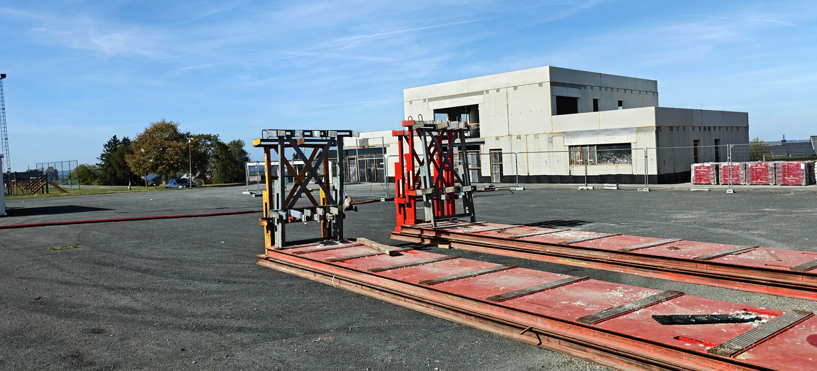 Zelfdragende prefab betonwanden voor de realisatie van een schoolgebouw.