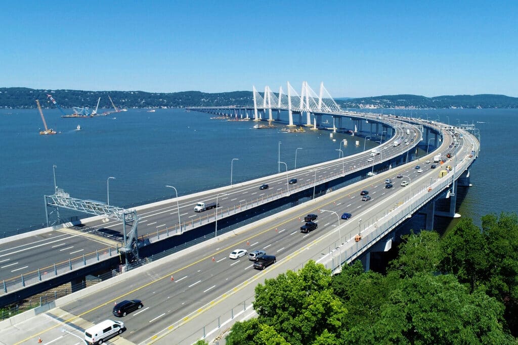 De Mario M. Cuomo Bridge in New York is ontworpen voor een levensduur van minimaal 100 jaar, mede dankzij 50.000 ton verzinkt wapeningsstaal.