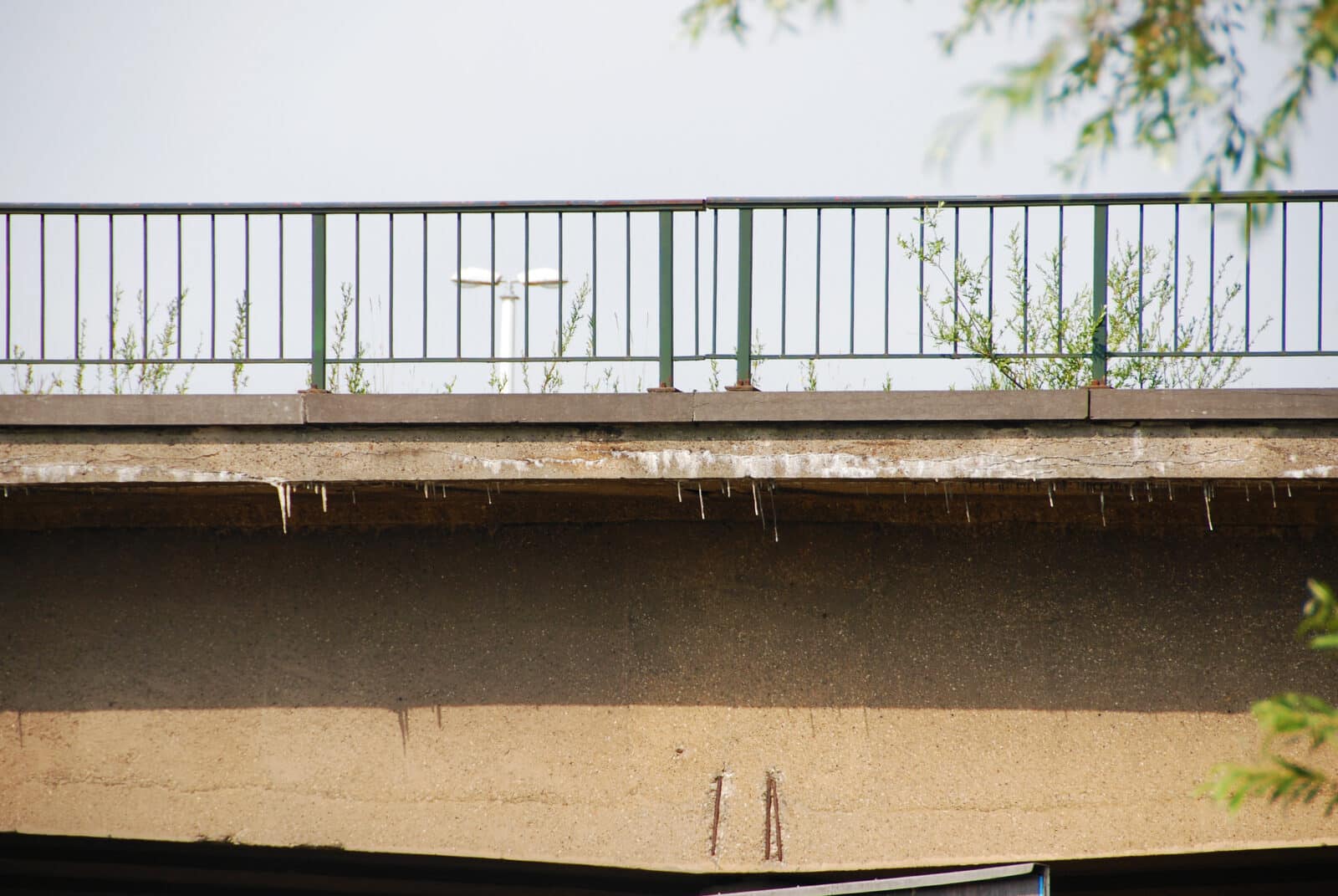 Betonschade aan een brug.