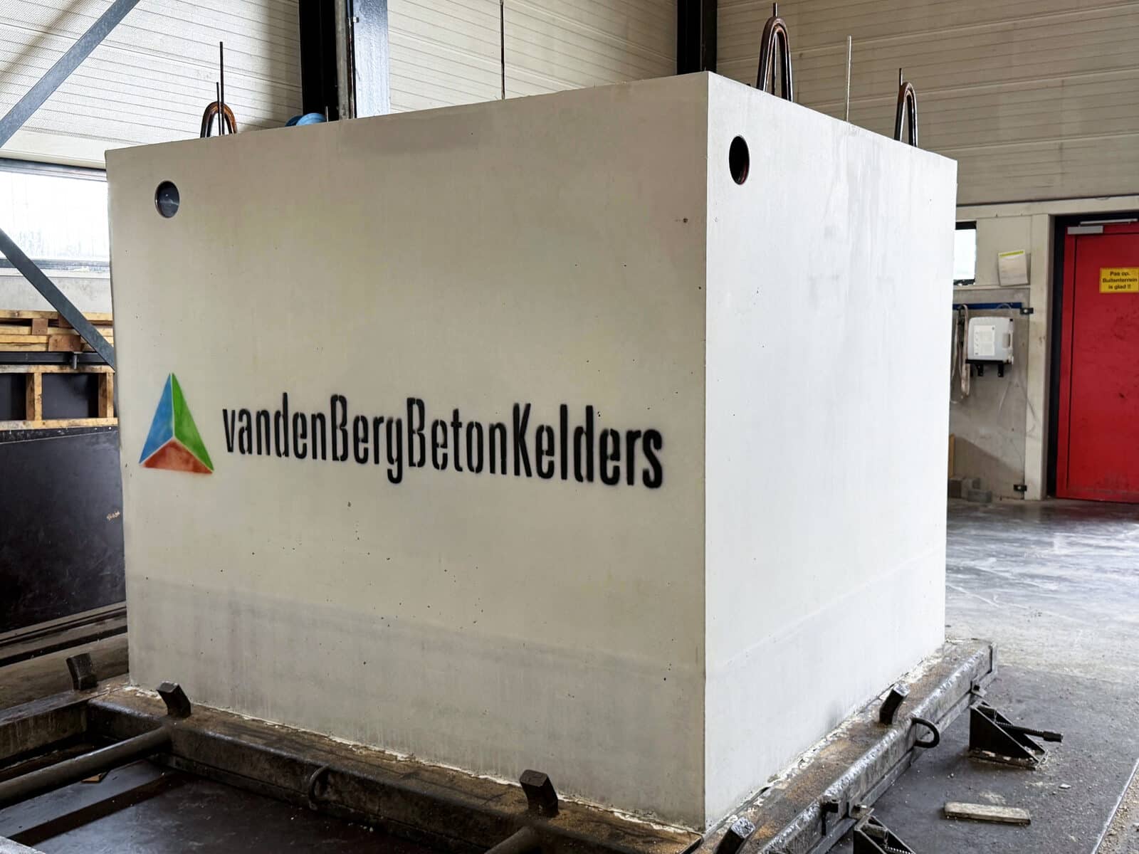 Kelderbak met kunststof- en staalwapening.